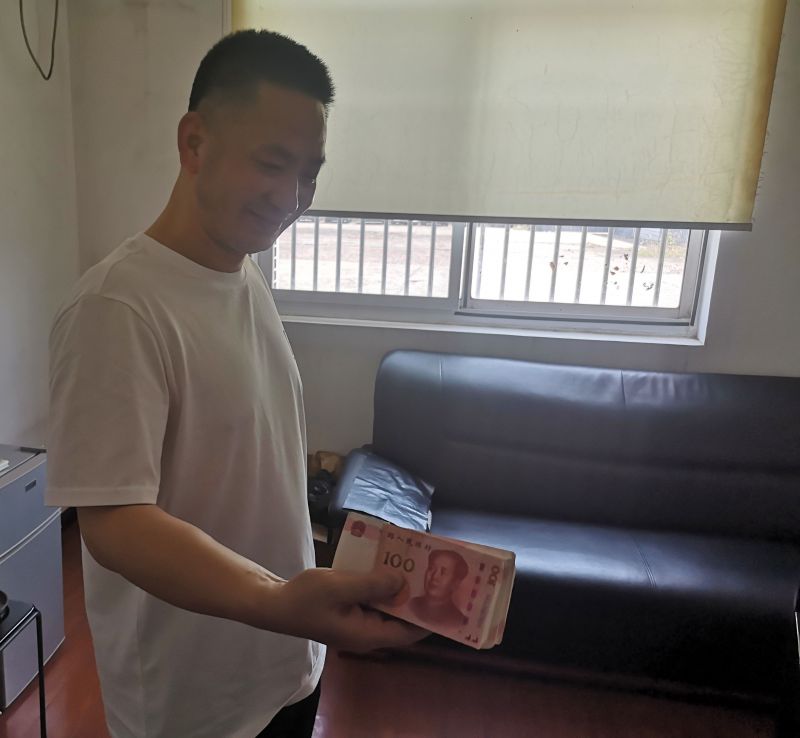 點贊！拾金不昧好的哥 萬元現金物歸原主